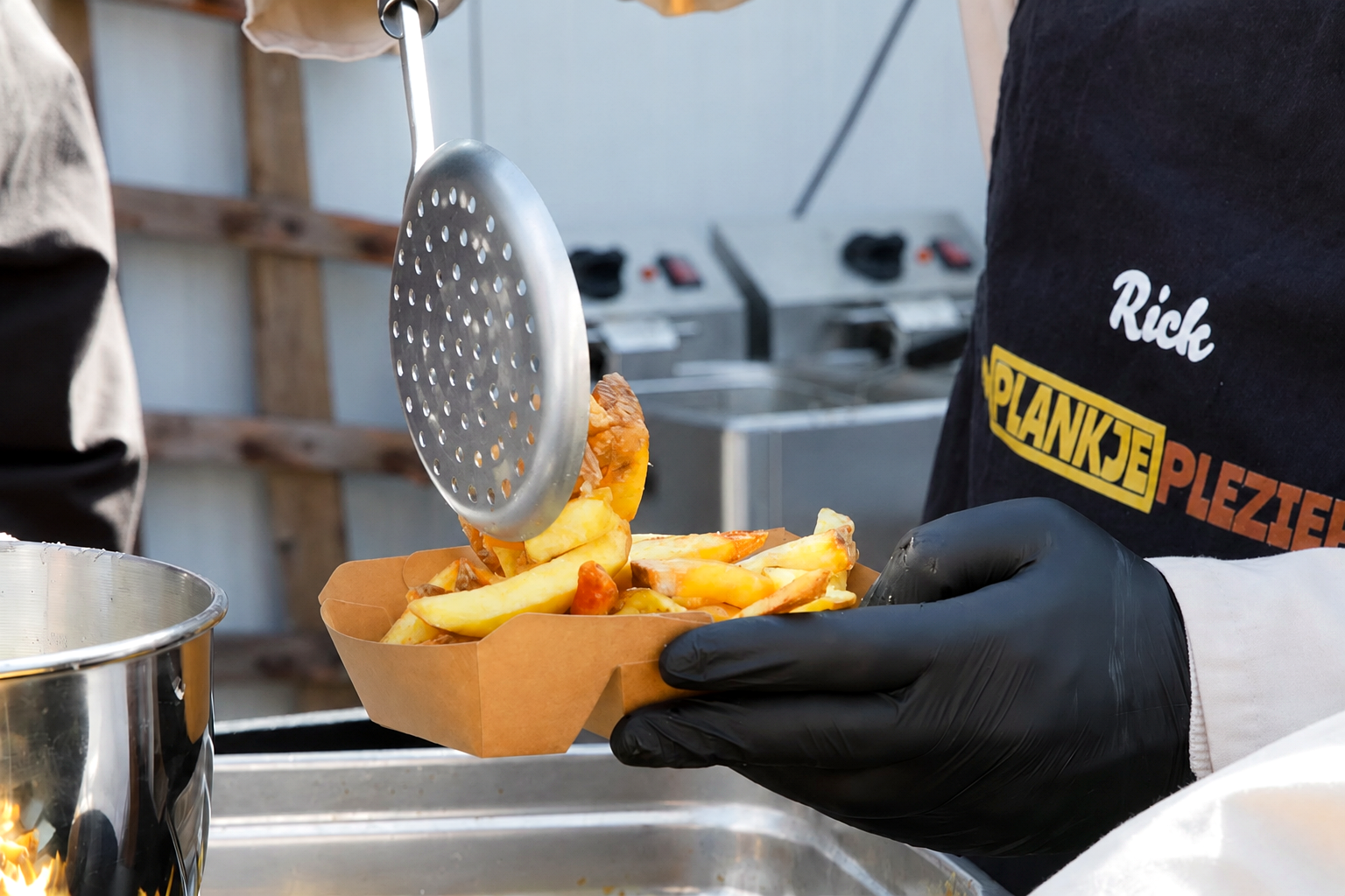 Verse handgesneden friet wordt opgeschept